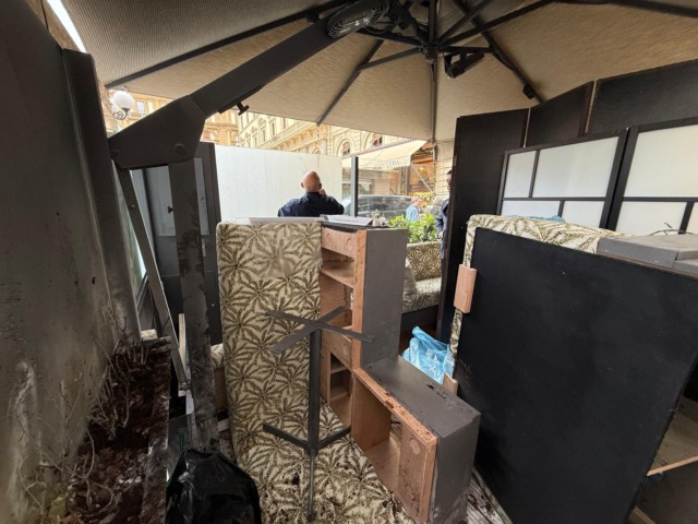 Incendio notturno al dehors dell’Hotel Savoy: raid vandalico nel cuore di Firenze