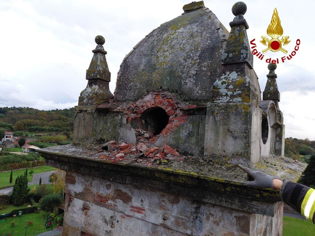 S.Leonardo in Treponzio, fulmine danneggia il campanile della chiesa