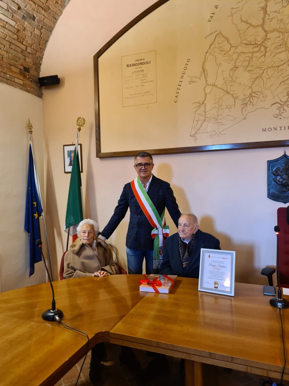Pompeo e Teresa, i due volti dei cento anni che Radicondoli abbraccia