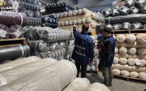 Prato, contrabbando di tessuti: maxi-sequestro