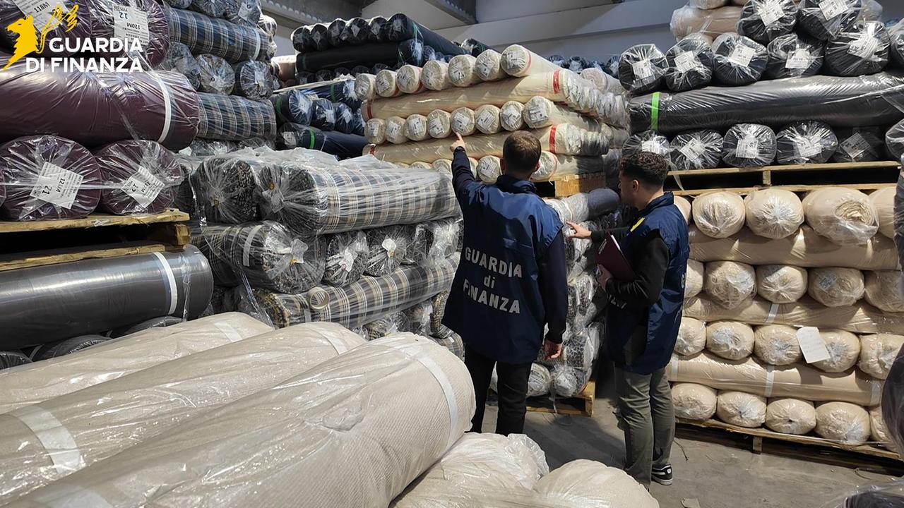 Prato, contrabbando di tessuti: maxi-sequestro