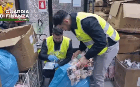 Livorno, migliaia di pupazzi Labubu sequestrati