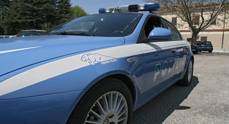 Minacciato con la pistola, gli portano via 5mila euro: due arresti