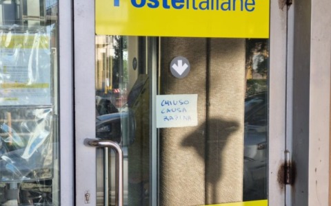 Rapina alle poste: pistola puntata alla direttrice