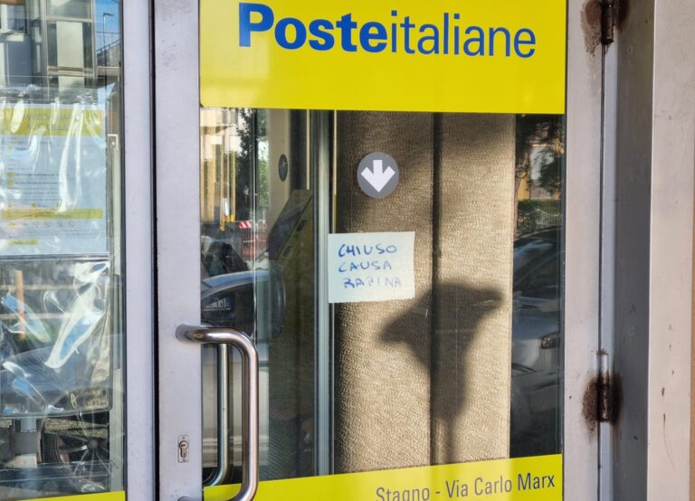 Rapina alle poste: pistola puntata alla direttrice
