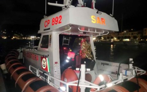 Isola d’Elba, si rompe remo, canoista trascinato dalle correnti