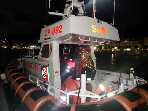 Isola d’Elba, si rompe remo, canoista trascinato dalle correnti