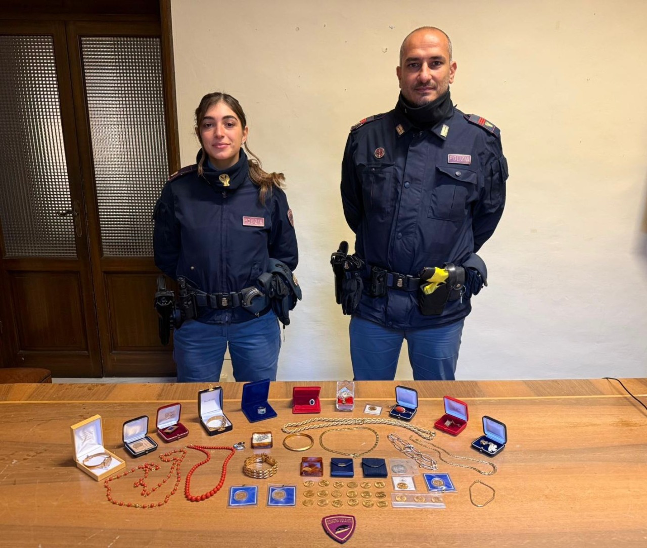 Si finge maresciallo per rubare i gioielli, fermata un truffatrice minorenne