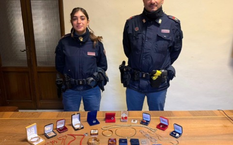 Si finge maresciallo per rubare i gioielli, fermata un truffatrice minorenne