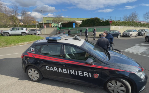 Bimbo morto in giardino, in migliaia alla fiaccolata di Soci