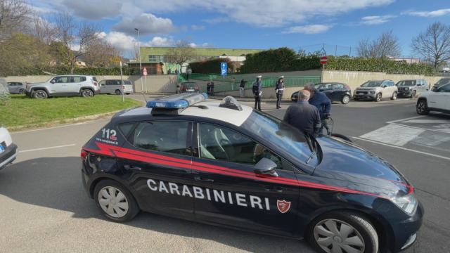 Bimbo morto in giardino, in migliaia alla fiaccolata di Soci