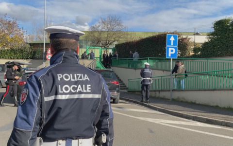 Bimbo morto all’asilo, soffocato dal cappuccio