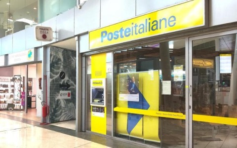 Pacco pieno di grilli e blatte in giacenza: chiuso ufficio postale