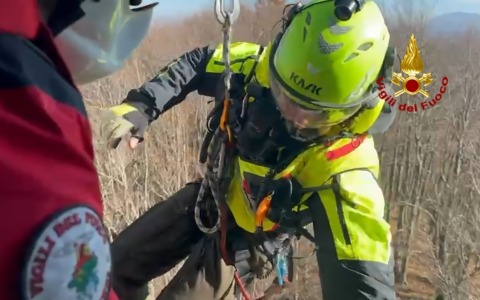 Soccorso acrobatico di un’escursionista straniera sul Pania