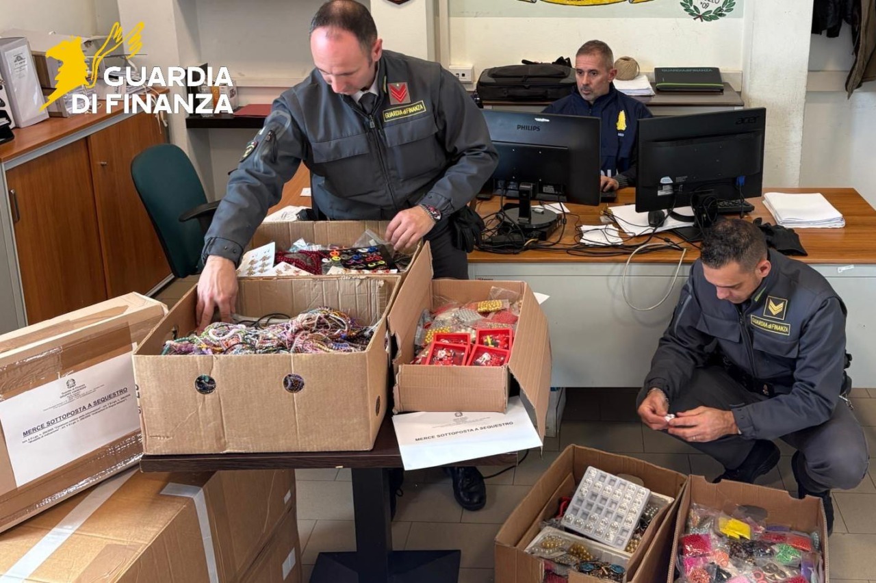 Bigiotteria natalizia al mercato rionale, sequestrata dalla GdF