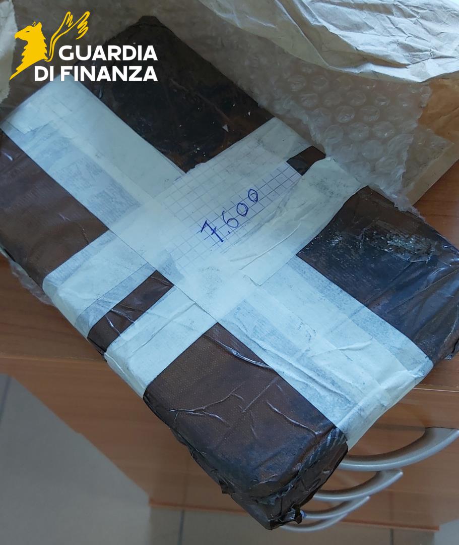 Finti corrieri consegnavano la droga, 9 arresti