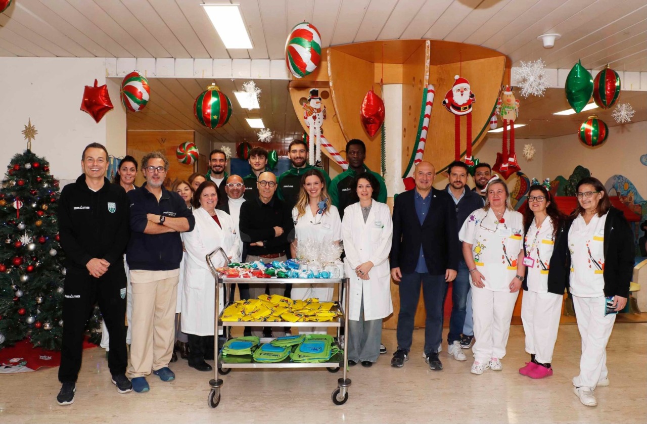 Mens Sana Basketball in visita all’Aou Senese per i regali di Natale ai bambini