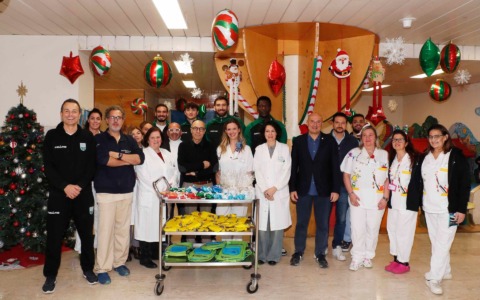 Mens Sana Basketball in visita all’Aou Senese per i regali di Natale ai bambini