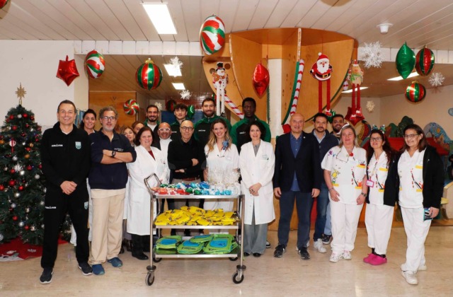 Mens Sana Basketball in visita all’Aou Senese per i regali di Natale ai bambini