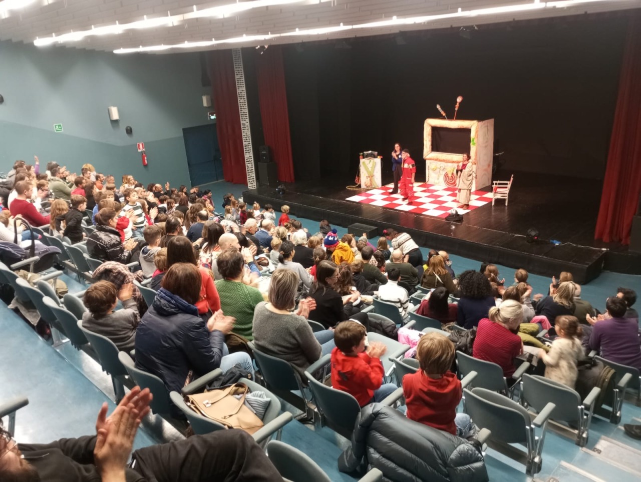 “Briciole di Fiabe”: il festival aretino per ragazzi incanta con teatro e magia