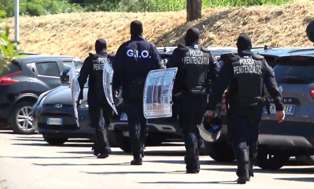 Prato, nuovo lancio di droga e smartphone dentro il carcere
