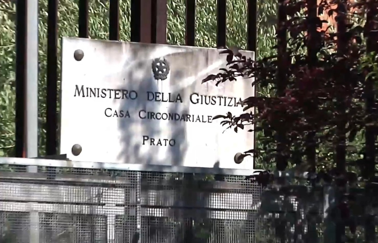 Aggressione al carcere di Prato, detenuto colpisce agente con uno sgabello