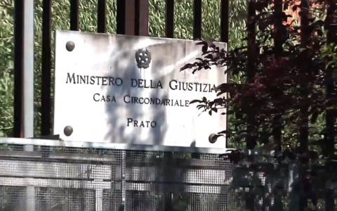 Aggressione al carcere di Prato, detenuto colpisce agente con uno sgabello