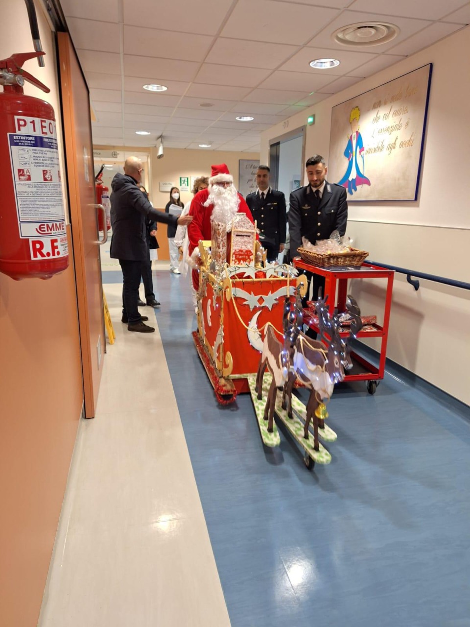 Ospedale di Prato, la Polizia Penitenziaria porta doni e sorrisi ai bambini della Pediatria
