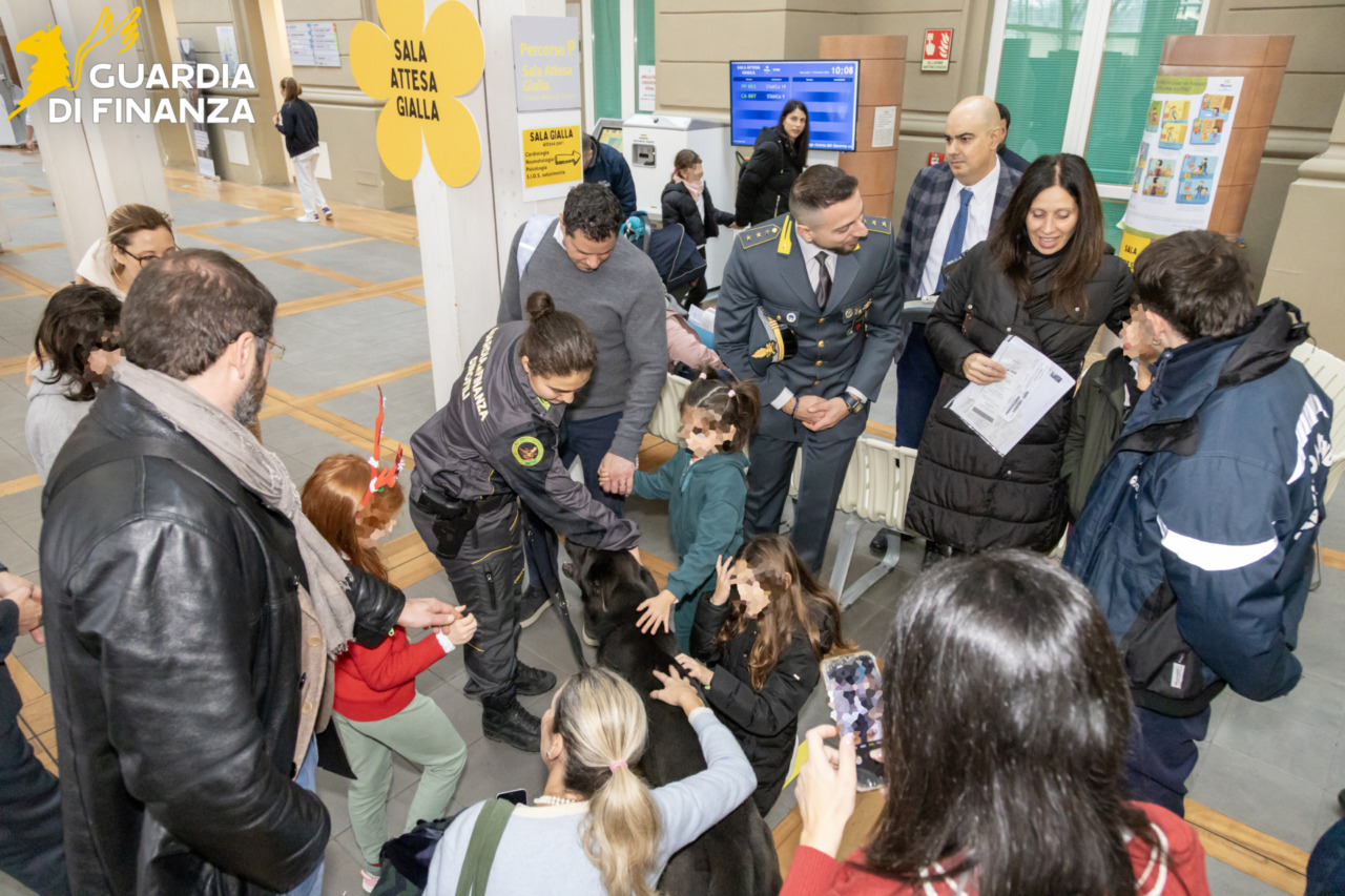 Natale al Meyer, gesto concreto della Gdf per i bambini ricoverati