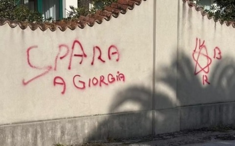 Versilia, scritte contro la premier Meloni: “Spara a Giorgia”
