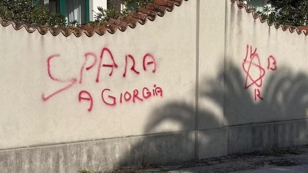 Versilia, scritte contro la premier Meloni: “Spara a Giorgia”