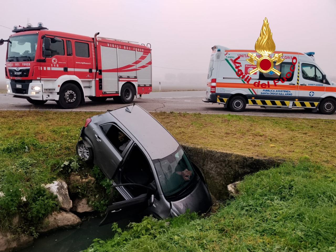 Scontro con un furgone, auto finisce in un canale