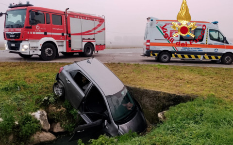 Scontro con un furgone, auto finisce in un canale