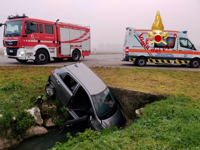 Scontro con un furgone, auto finisce in un canale