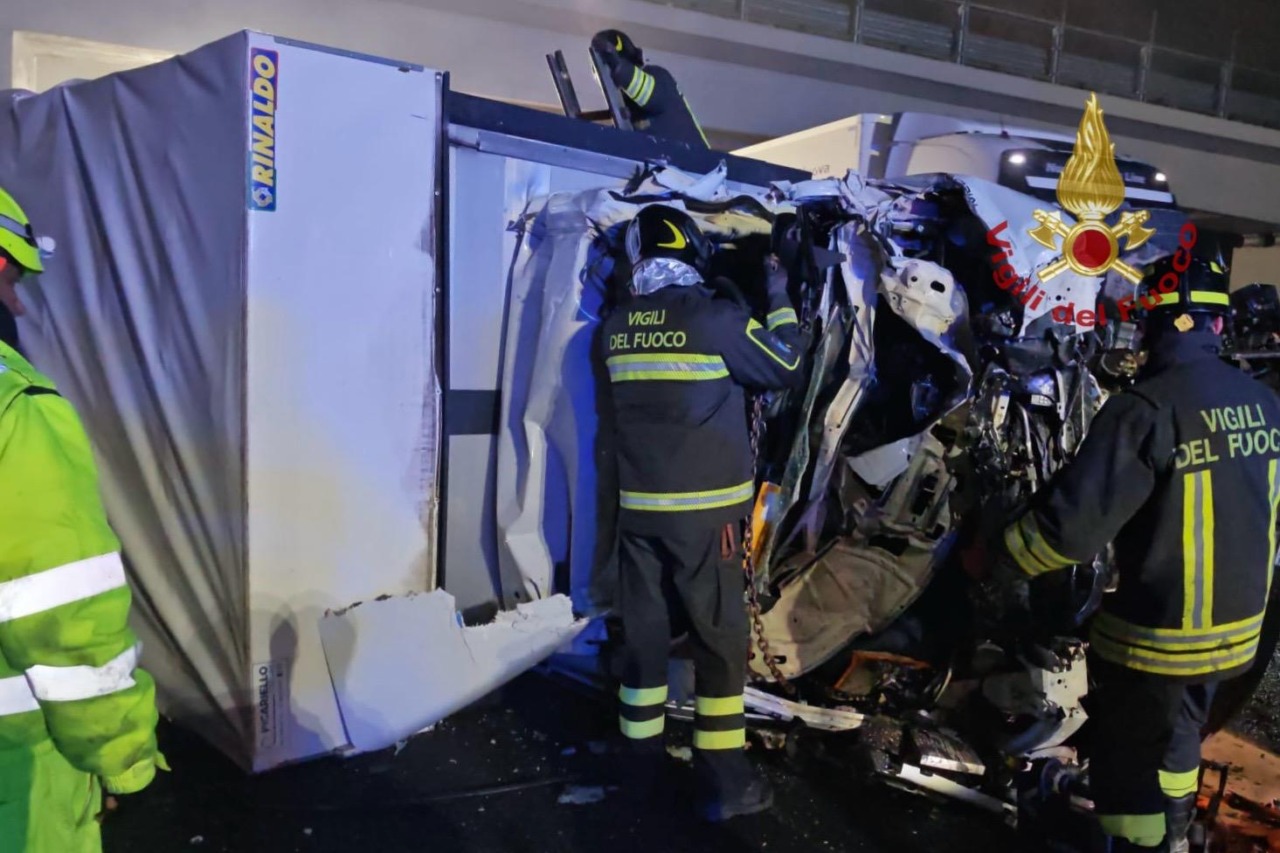 Incidente in A1, scontro tra un furgone e un tir