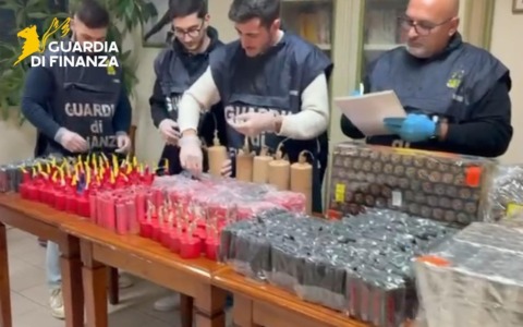Consegne esplosive a domicilio, denunciato venditore e compratori di fuochi d’artificio illegali