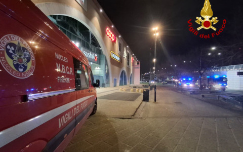 Incendio sotto il ponte San Donato, tramvia interrotta