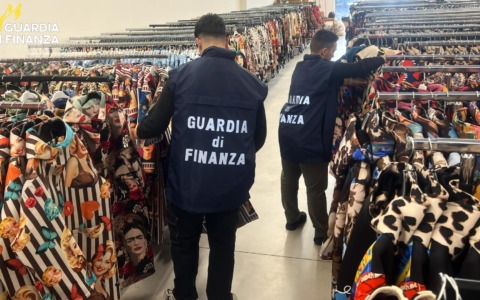 Maxi sequestro al Macrolotto: 75mila articoli falsi e irregolari scoperti in otto aziende