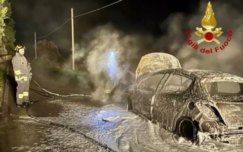 A fuoco altri 10 veicoli a Prato, indagini per incendi dolosi