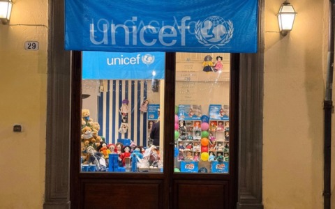 L’Unicef porta la solidarietà nel cuore di Lucca con le Pigotte e i regali natalizi