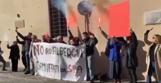 Un hotel di lusso al posto di un ex cinema: flashmob di “Salviamo Firenze”