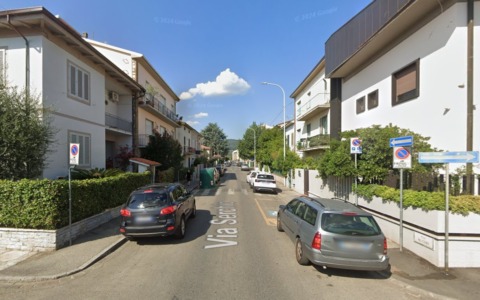 Incidente stradale a Prato, un’auto si ribalta dopo l’impatto con altri veicoli