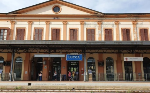 Aggressione alla stazione di Lucca: arrestato un uomo per resistenza e violenza