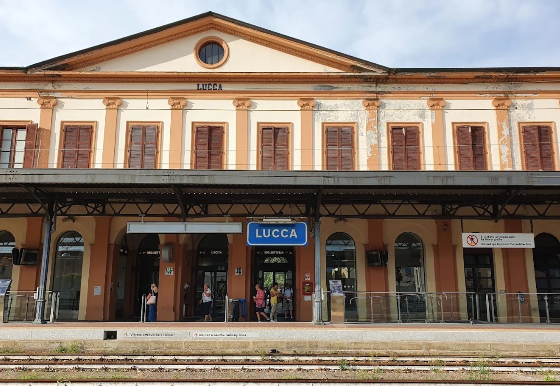 Aggressione alla stazione di Lucca: arrestato un uomo per resistenza e violenza