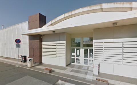 Imbrattate con scritte no vax le strutture del distretto di Viareggio