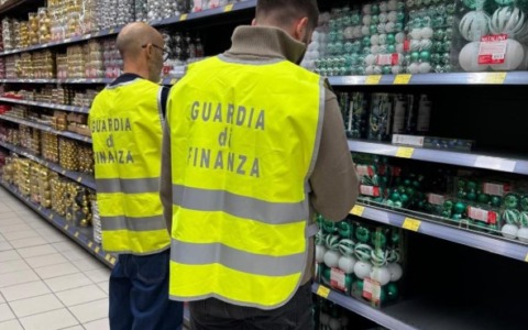 Sequestrati oltre 5.500 articoli natalizi non sicuri: maxi operazione della Guardia di finanza