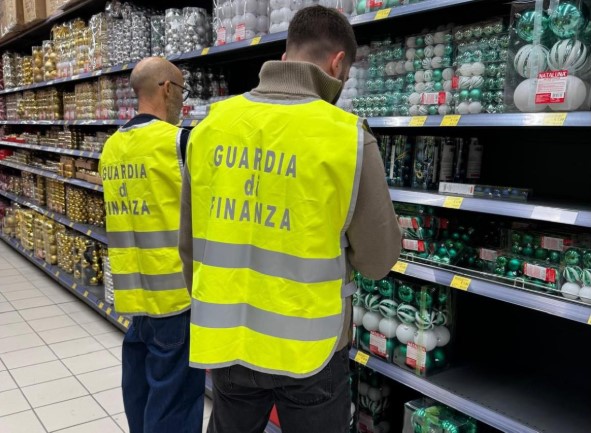 Sequestrati oltre 5.500 articoli natalizi non sicuri: maxi operazione della Guardia di finanza