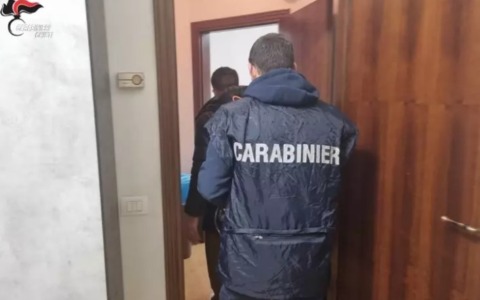 A Santa Croce la centrale di truffe online, 17 gli indagati: svuotati i conti correnti