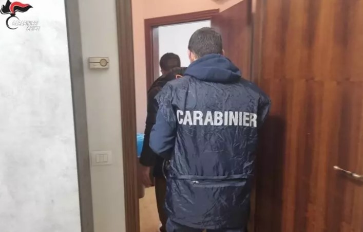 A Santa Croce la centrale di truffe online, 17 gli indagati: svuotati i conti correnti