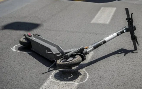 Rapinato del monopattino e colpito in faccia con una bottiglia: 38enne arrestato